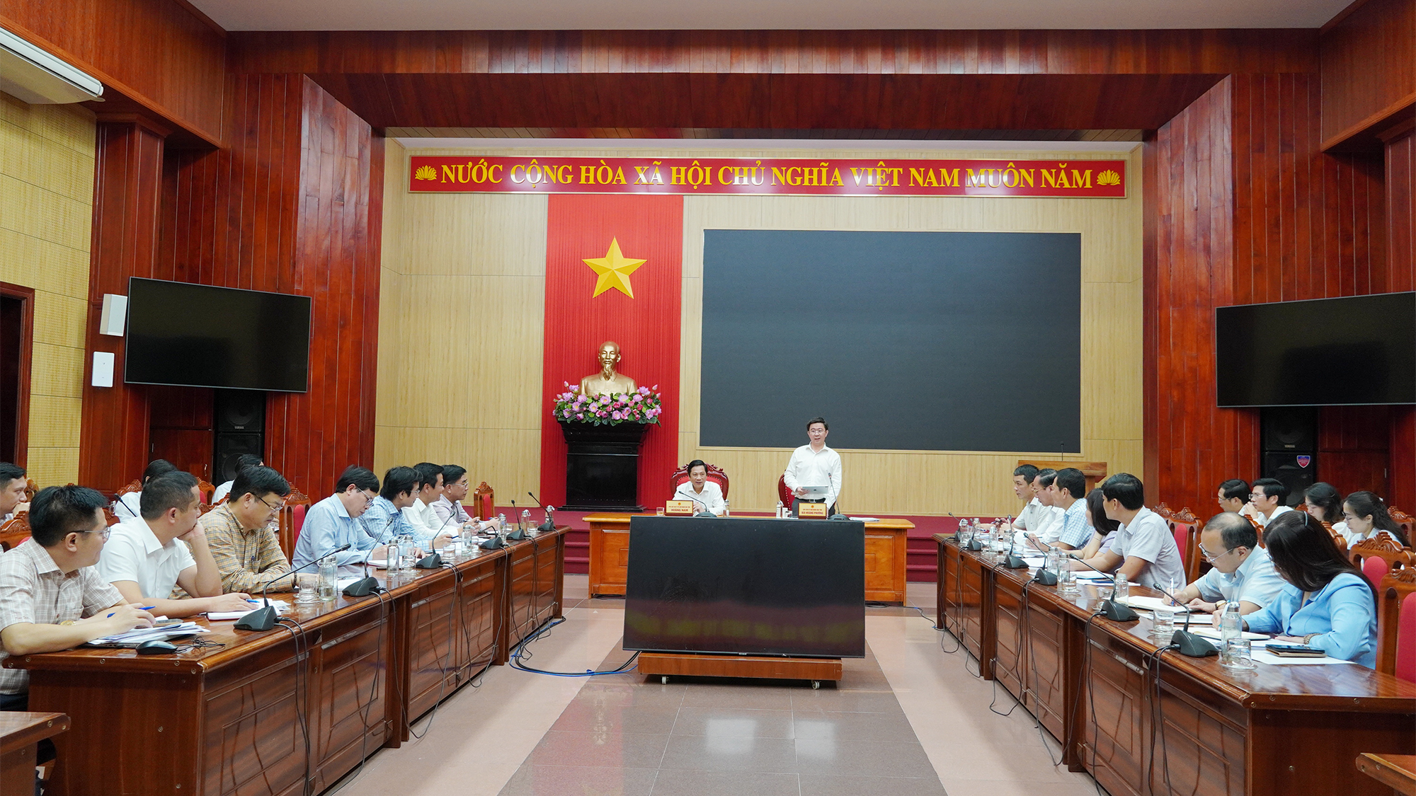 Chủ tịch UBND tỉnh Bùi Hoàng Phương làm việc với Sở Tài chính
