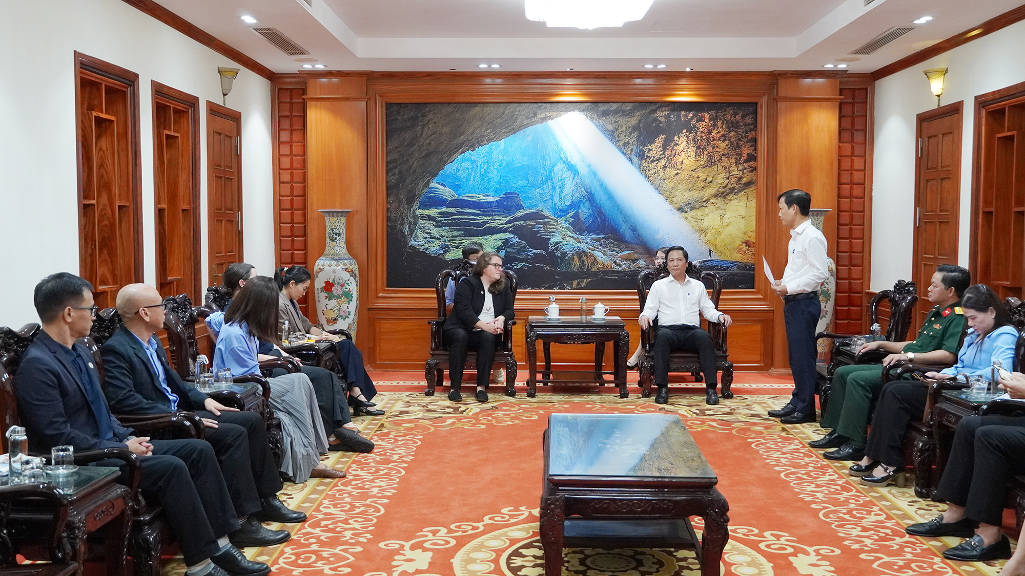 Phó Chủ tịch Thường trực UBND tỉnh Hoàng Nam tiếp xã giao đoàn Giám đốc điều hành PeaceTrees VietNam