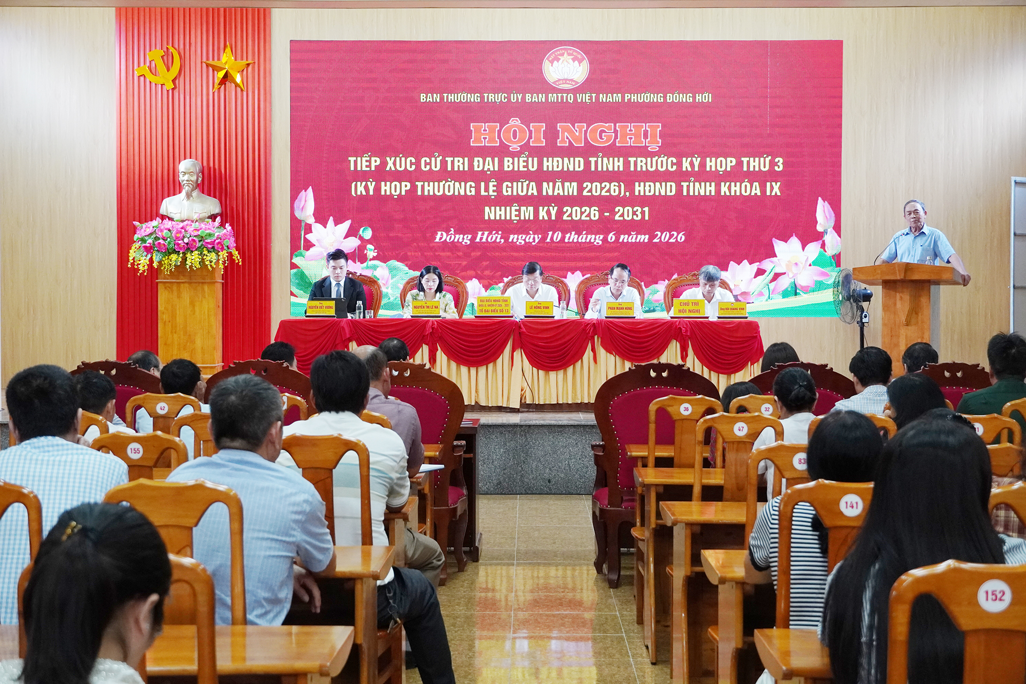 Chủ tịch UBND tỉnh Lê Hồng Vinh tiếp xúc với cử tri phường Đồng Hới trước kỳ họp thứ 3, HĐND tỉnh
