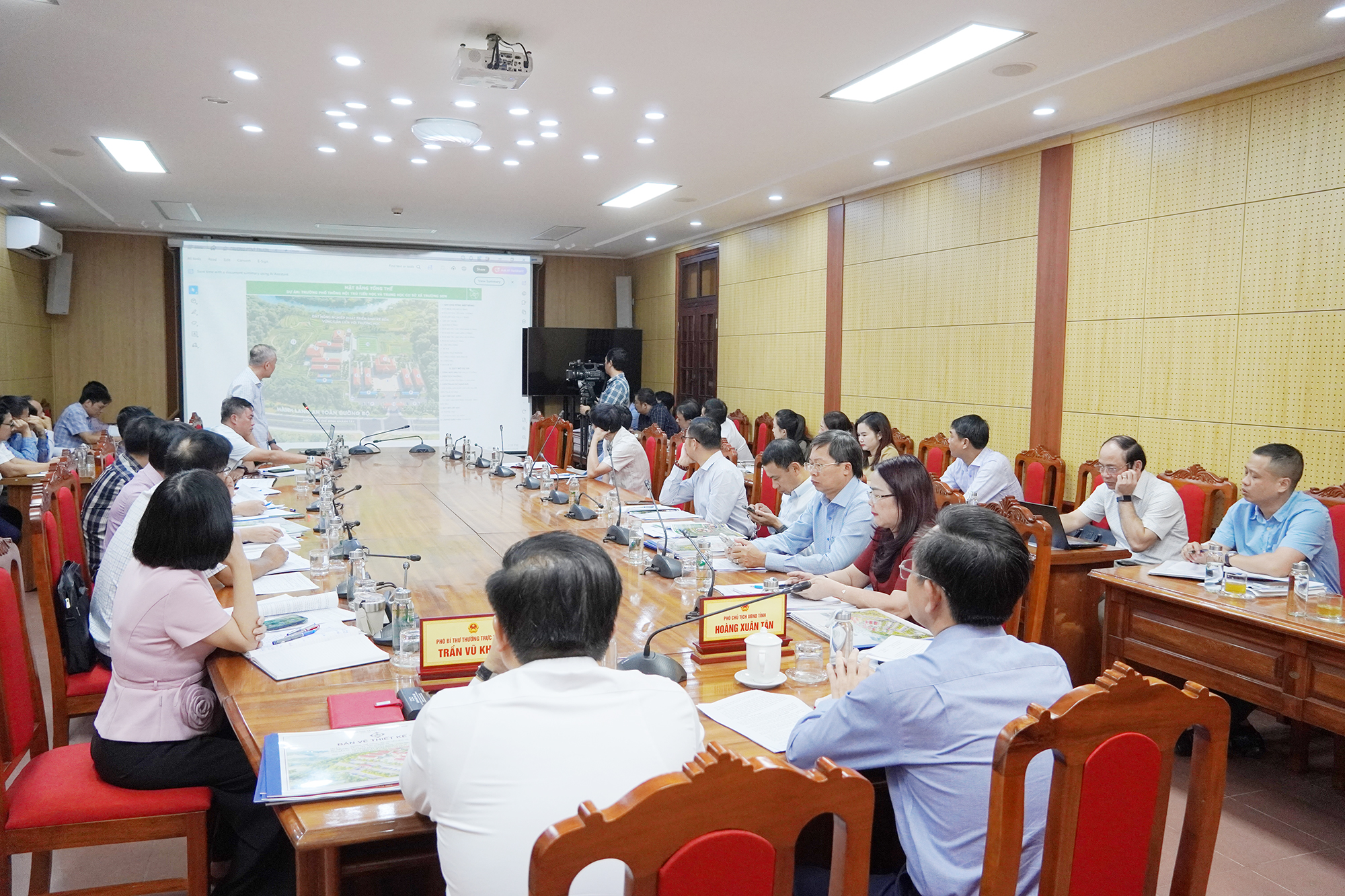 UBND tỉnh làm việc với các sở, ngành, đơn vị về tiến độ triển khai các trường phổ thông nội trú liên cấp tại các xã biên giới