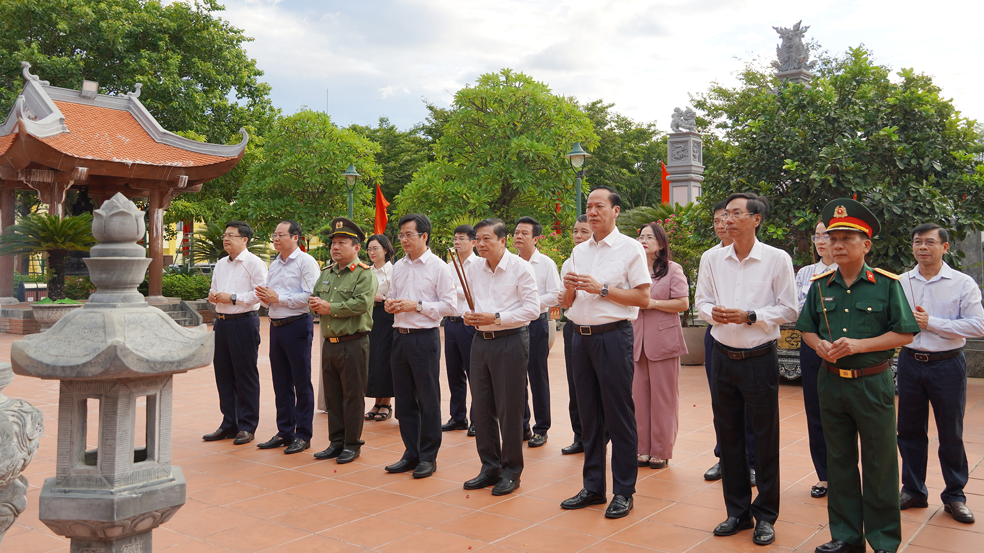 Chủ tịch UBND tỉnh Lê Hồng Vinh viếng Đền thờ Bác Hồ và các Anh hùng liệt sỹ tỉnh Quảng Trị và dâng hương tại các "địa chỉ đỏ" của tỉnh Nghệ An
