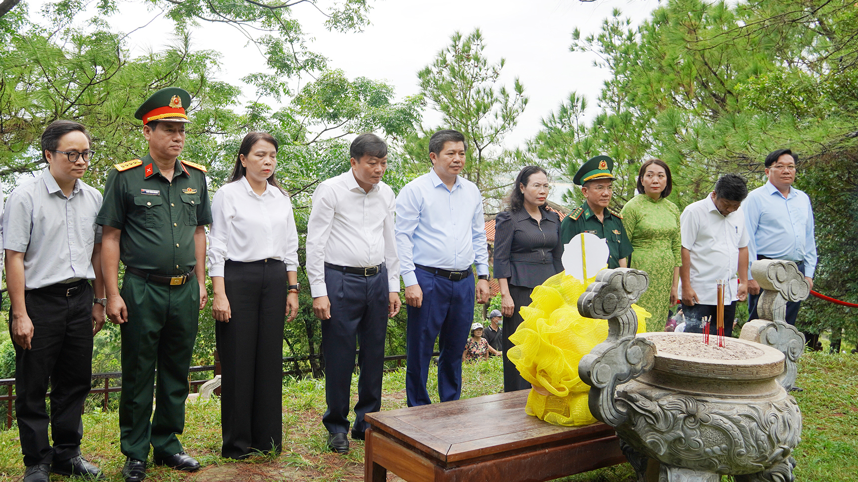 Các đồng chí lãnh đạo tỉnh viếng mộ Đại tướng Võ Nguyên Giáp nhân kỷ niệm 115 năm Ngày sinh của Đại tướng