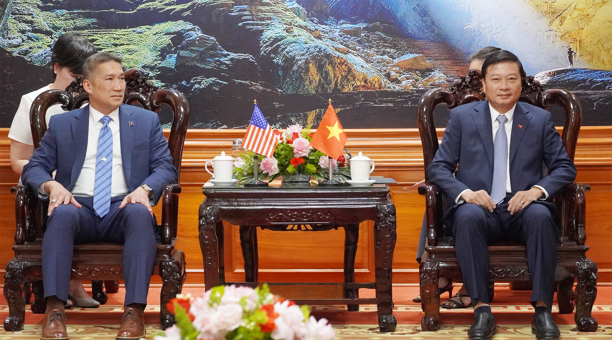 Chủ tịch UBND tỉnh Lê Hồng Vinh tiếp xã giao Quyền Bộ trưởng Hải quân Hoa Kỳ Hùng Cao