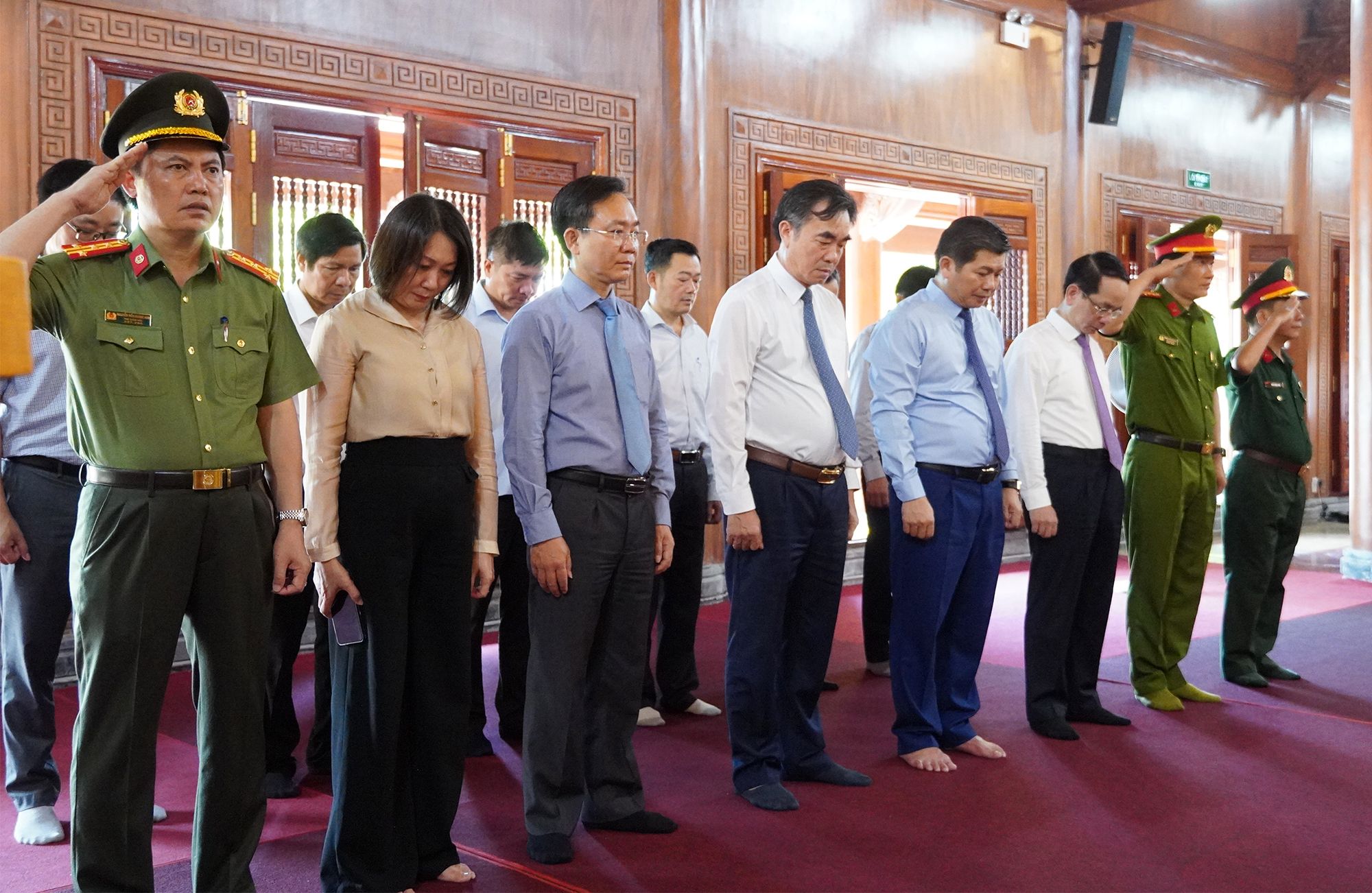 Các đồng chí lãnh đạo tỉnh dâng hương tại Đền thờ Bác Hồ và các Anh hùng liệt sĩ tỉnh Quảng Trị