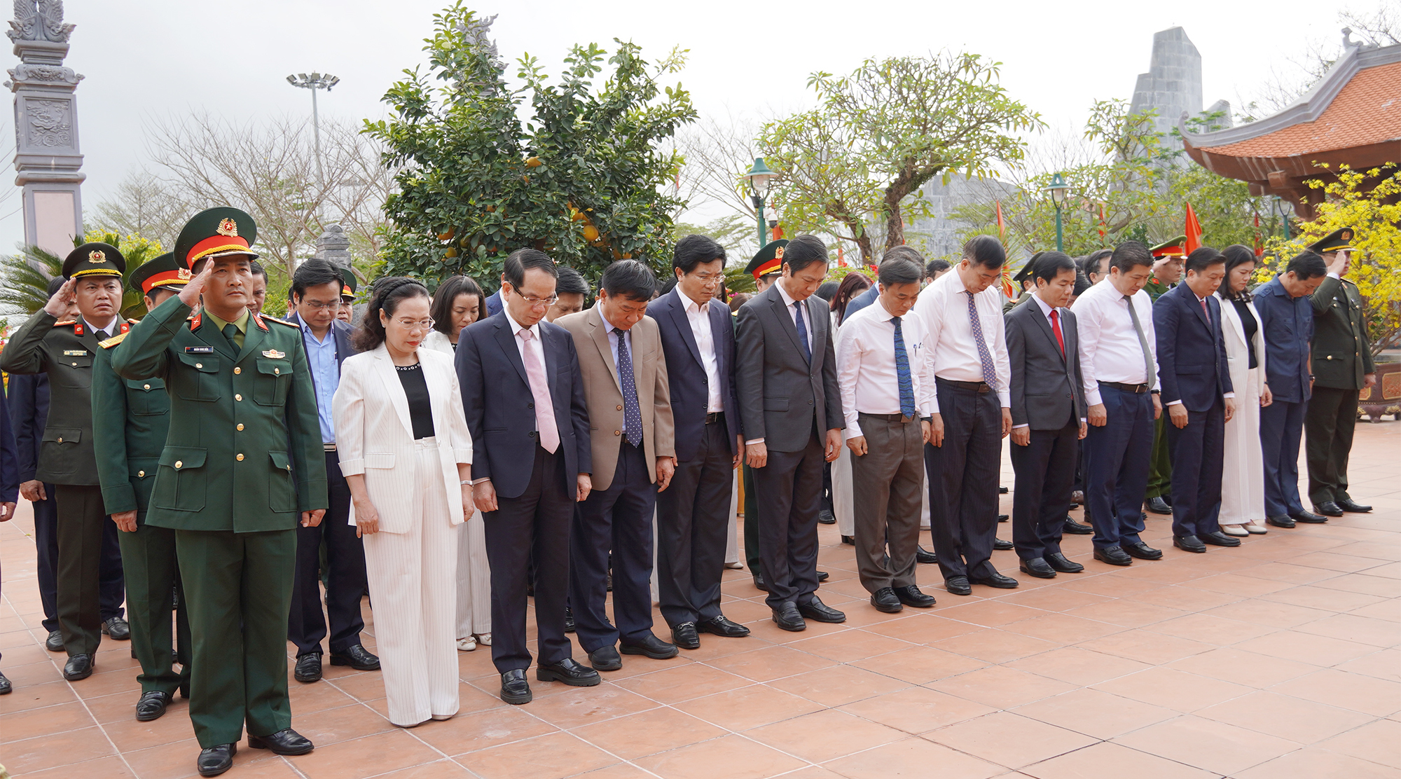 Các đồng chí lãnh đạo tỉnh dâng hương tại Đền thờ Bác Hồ và các Anh hùng liệt sĩ tỉnh Quảng Trị