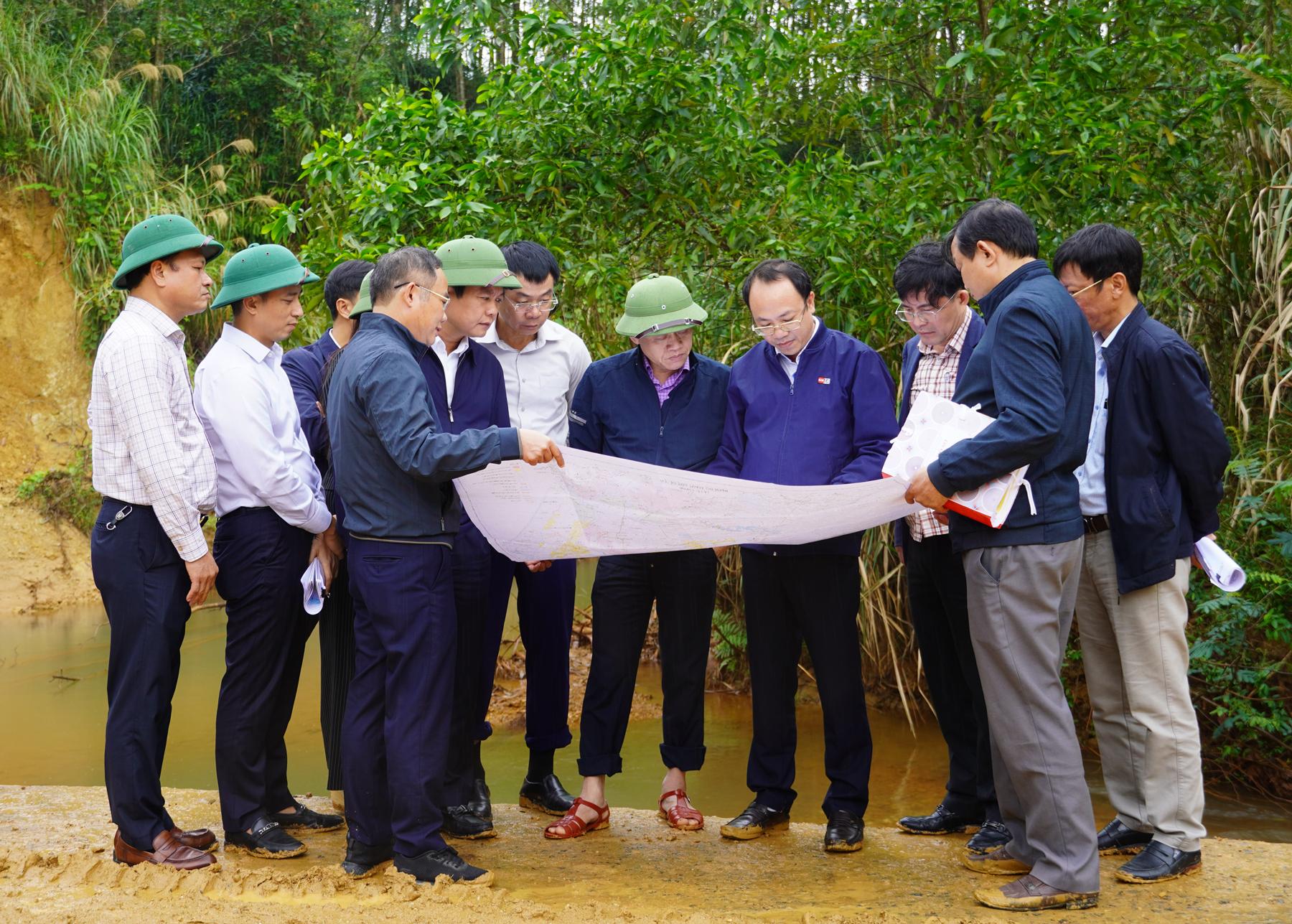 Phó Chủ tịch UBND tỉnh Lê Văn Bảo Kiểm tra thực địa Dự án Cụm công trình Khe Mước - Bến Than