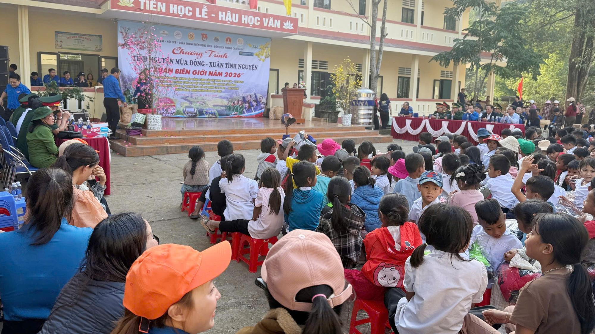 Đoàn UBND tỉnh tổ chức sôi nổi Chương trình Xuân Biên giới tại xã La Lay