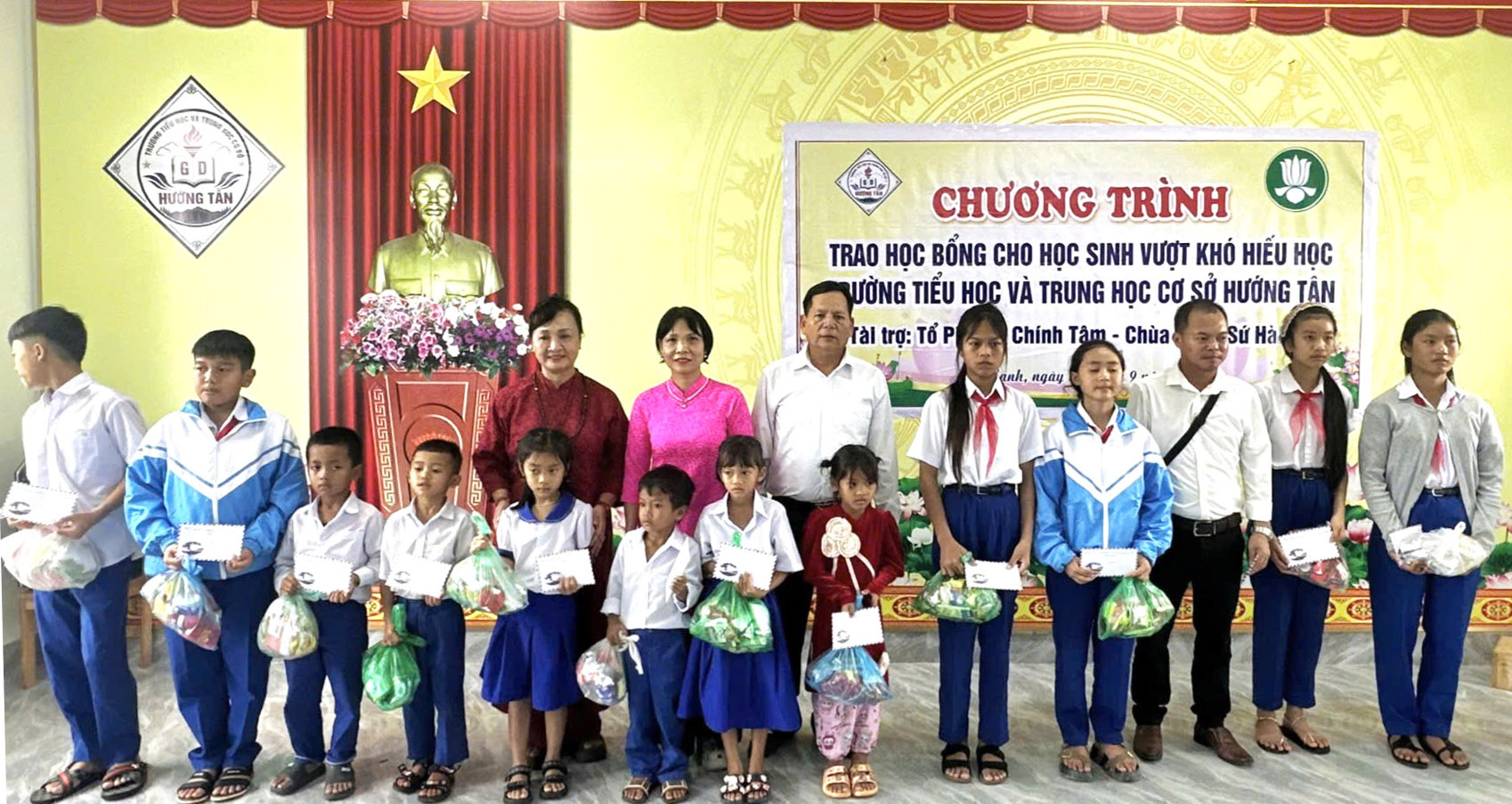Trao 52 suất học bổng cho học sinh có hoàn cảnh khó khăn
