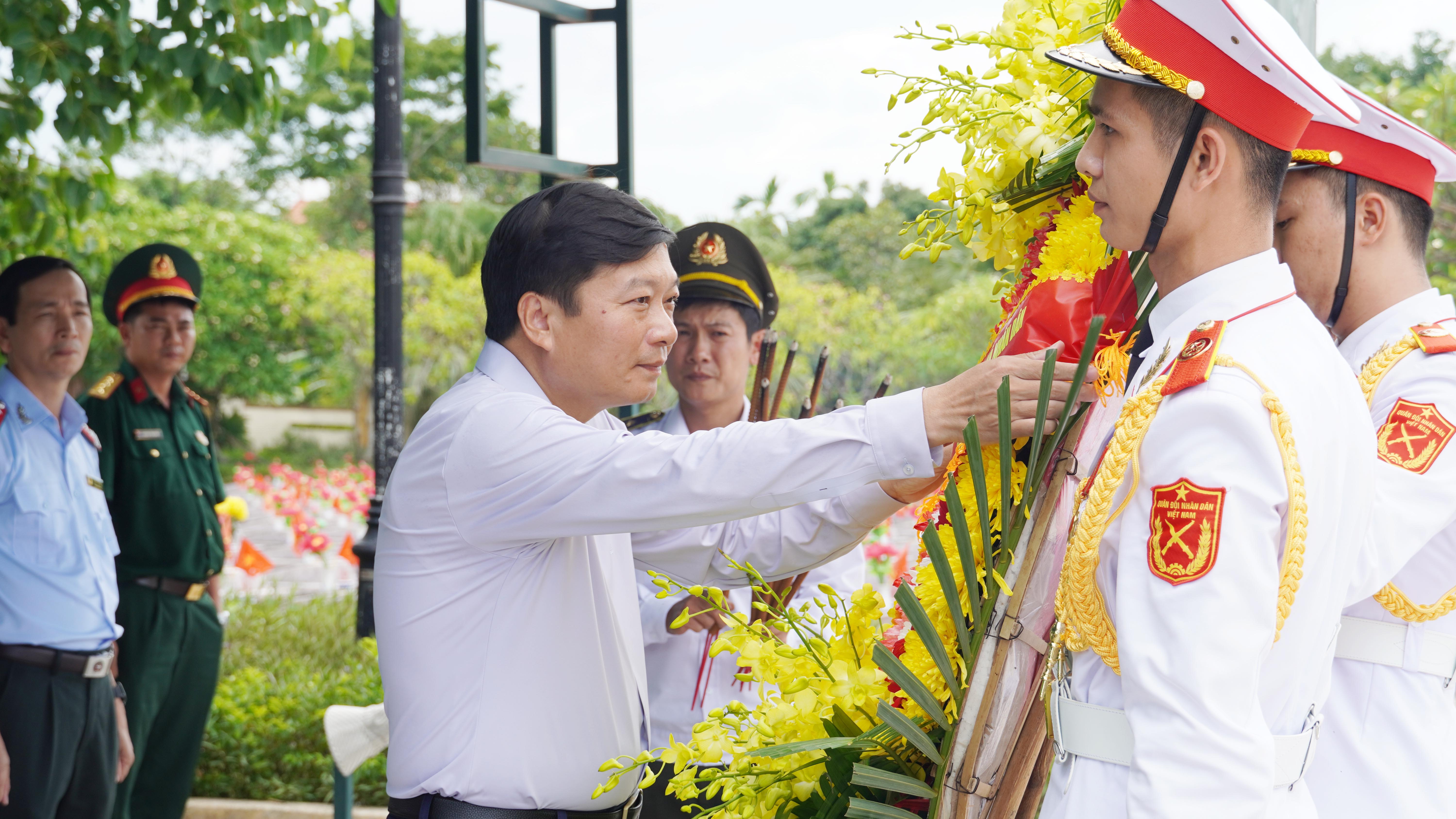 Lãnh đạo tỉnh dâng hương tri ân các Anh hùng Liệt sĩ tại Nghĩa trang Liệt sĩ Ba Dốc