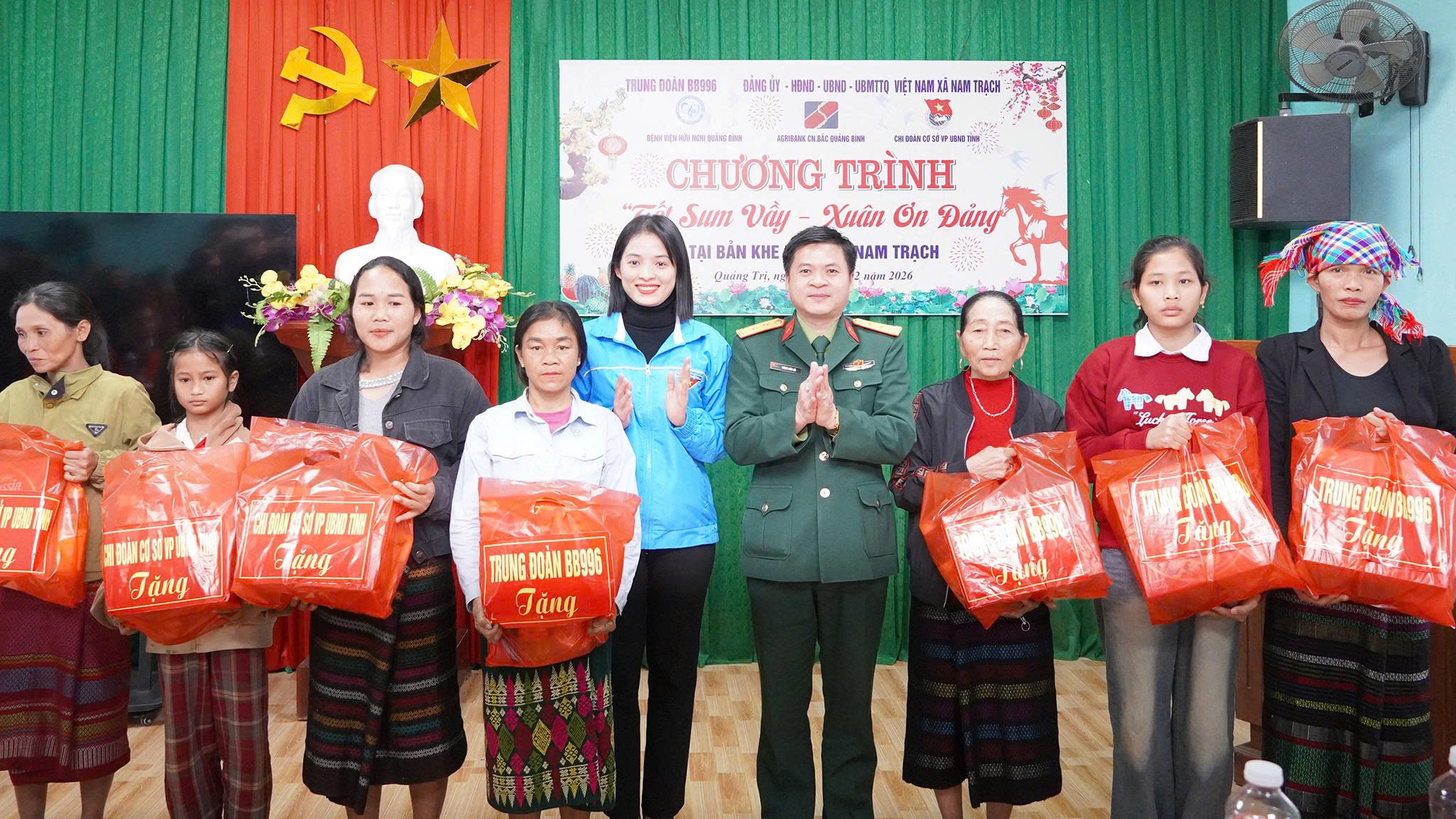 Ấm áp Chương trình “Tết sum vầy - Xuân ơn Đảng” tại bản Khe Ngát