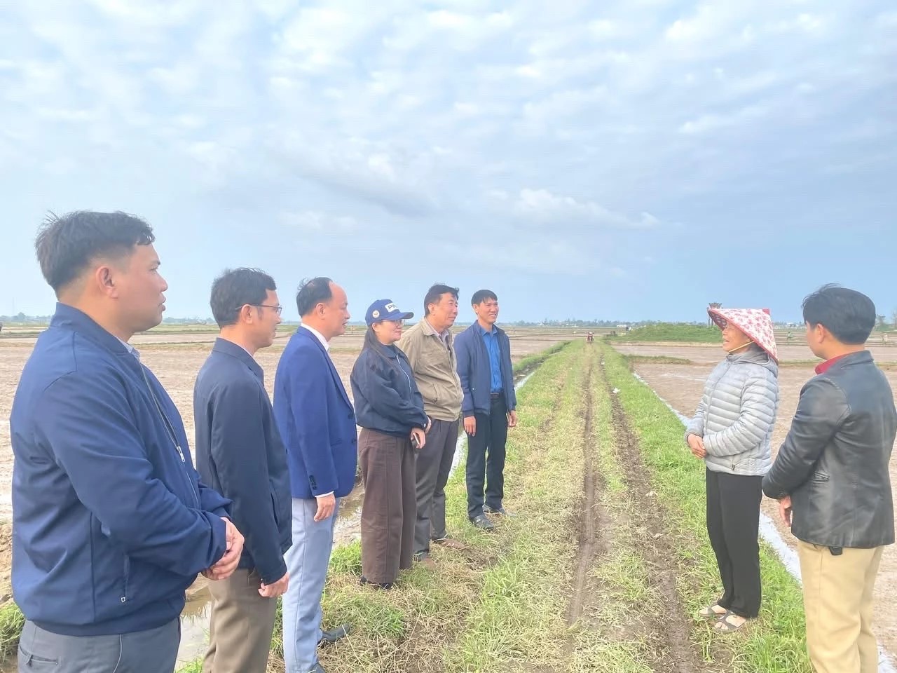 Học và làm theo Bác để nâng cao chất lượng phục vụ Nhân dân