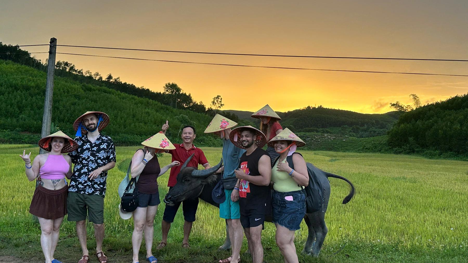 Về Phong Nha - nơi “người dân làm du lịch”