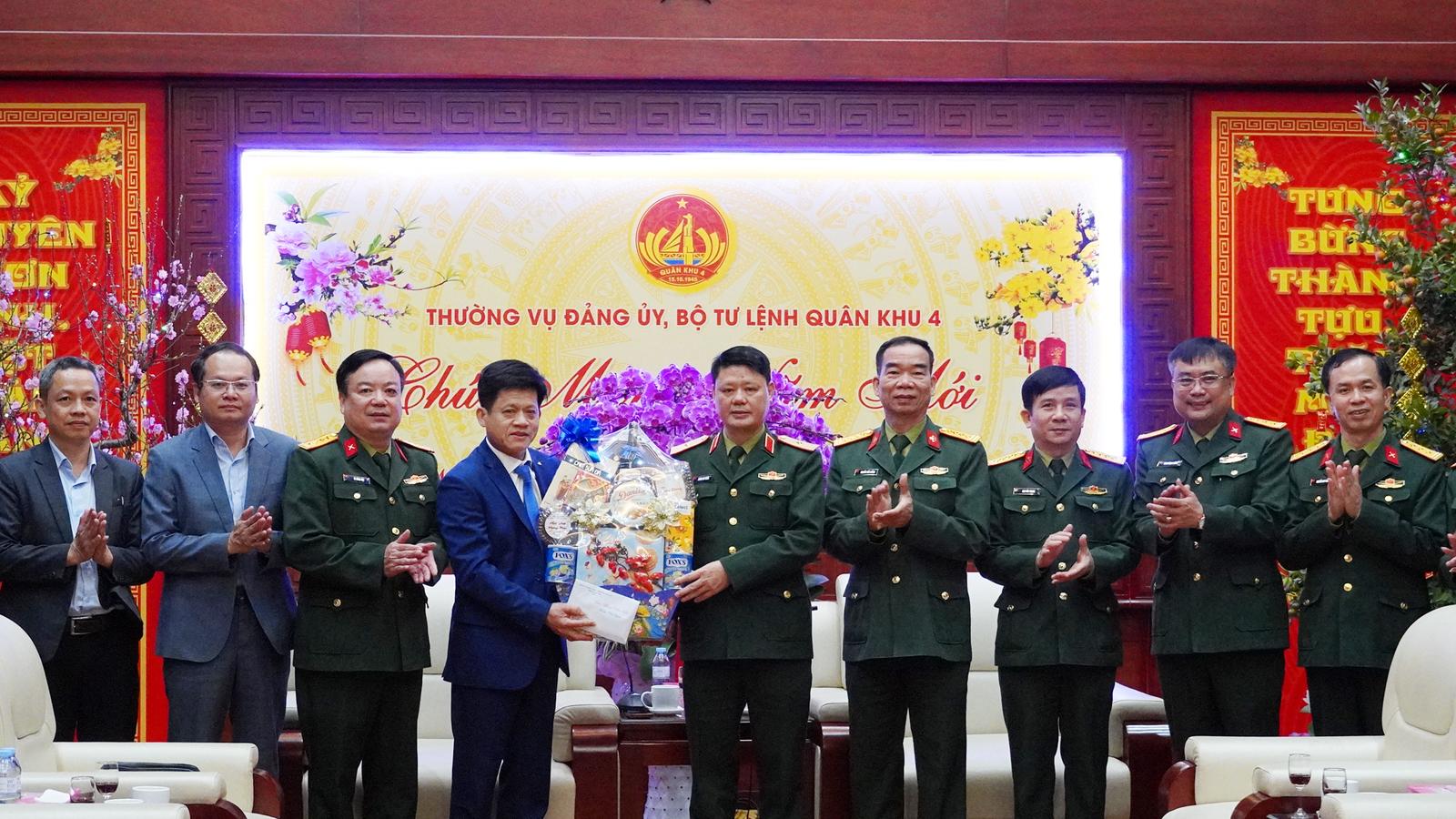 Phó Chủ tịch UBND tỉnh Lê Văn Bảo thăm, chúc Tết Bộ Tư lệnh Quân khu 4