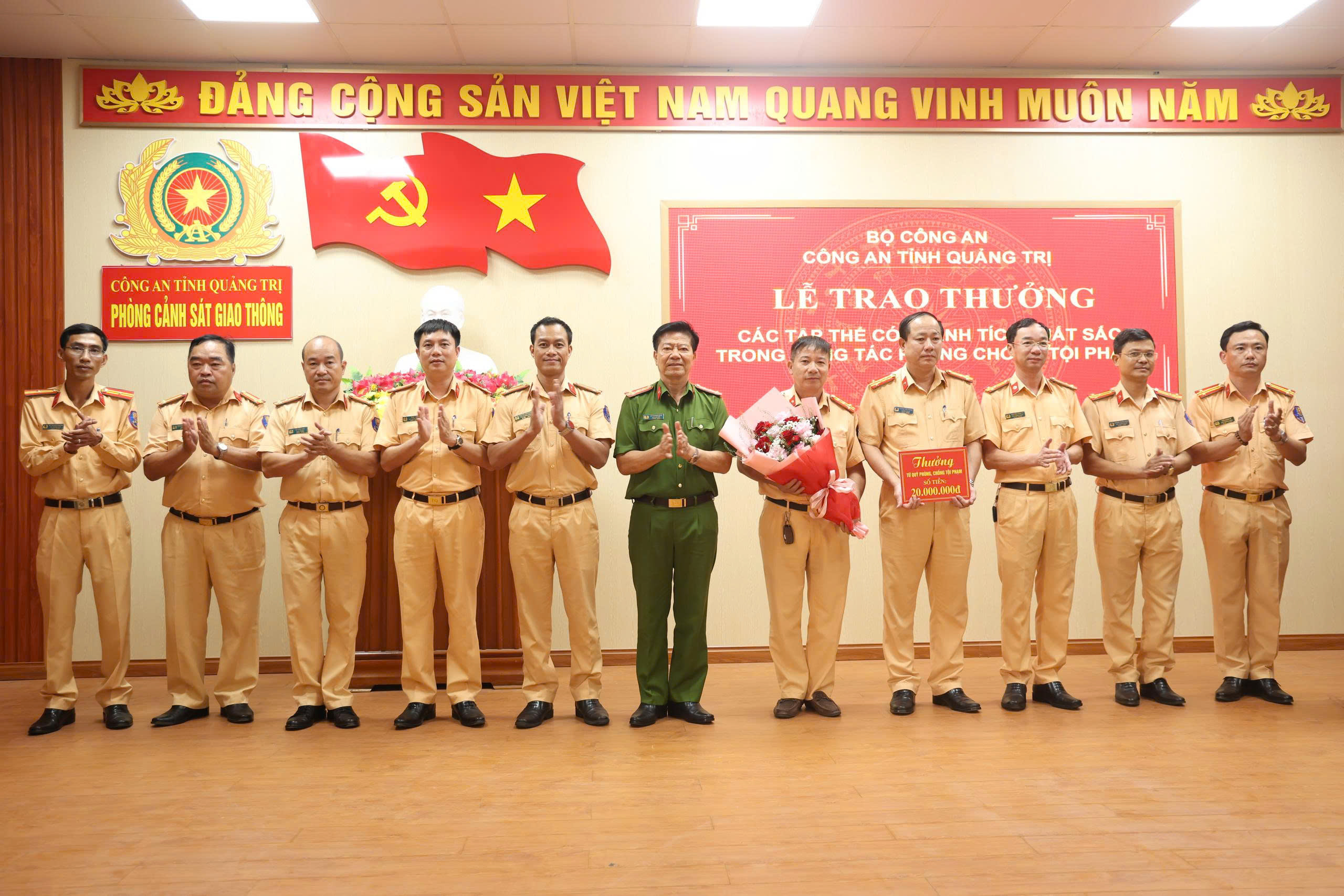 Khen thưởng đột xuất các tập thể lập chiến công xuất sắc đấu tranh với tội phạm ma túy
