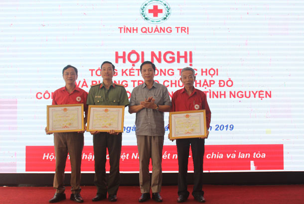 Phó Chủ tịch UBND tỉnh Hoàng Nam trao bằng khen của UBND tỉnh cho các tập thể có nhiều thành tích trong vận động HMTN năm 2019