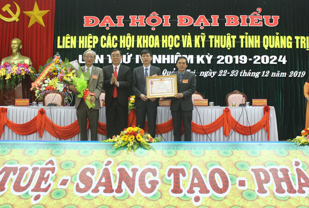 Thừa ủy quyền của Chủ tịch nước, Chủ tịch UBND tỉnh Nguyễn Đức Chính trao Huân chương Lao động hạng Ba cho Liên hiệp Hội tỉnh
