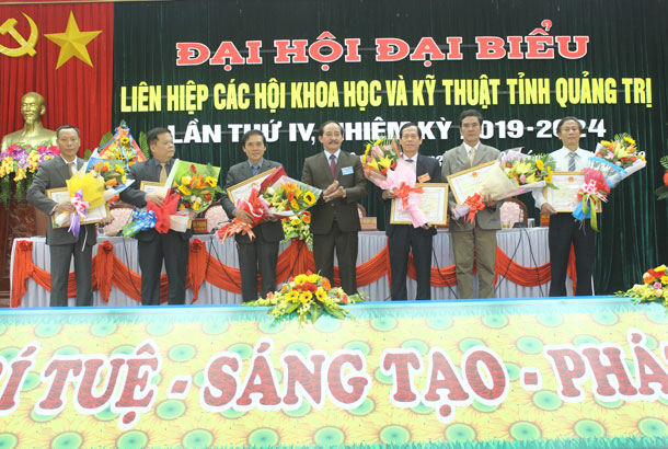 Phó Chủ tịch UBND tỉnh Nguyễn Quân Chính trao bằng khen của UBND tỉnh cho các cá nhân đã có nhiều thành tích giai đoạn 2014-2019.