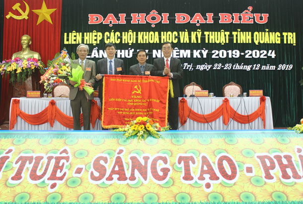Chủ tịch UBND tỉnh Nguyễn Đức Chính trao tặng bức trướng của BCH Đảng bộ tỉnh cho Liên hiệp Hội Quảng Trị
