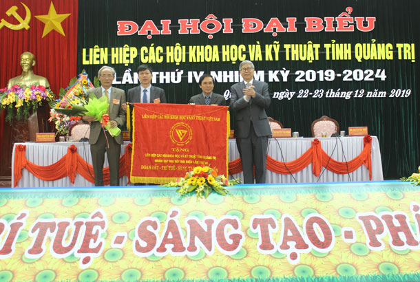 Chủ tịch LHH Việt Nam trao tặng bức trướng của Liên hiệp Hội Việt Nam cho Liên hiệp Hội tỉnh Quảng Trị