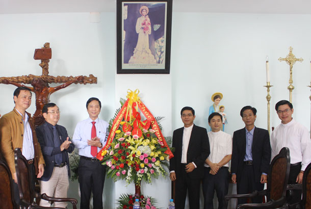 Phó Chủ tịch UBND tỉnh Hoàng Nam tặng hoa chúc mừng Giáng sinh năm 2019 tại Trung tâm Hành hương Đức Mẹ La Vang