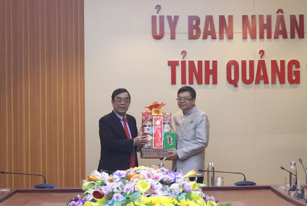 Chủ tịch UBND tỉnh Quảng Trị Nguyễn Đức Chính tặng quà cho Tỉnh trưởng tỉnh Mukdahan Cha Dăn Sị Ri Mát