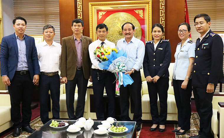 Phó Chủ tịch UBND tỉnh Nguyễn Quân Chính thăm Cục Hải quan Quảng Trị