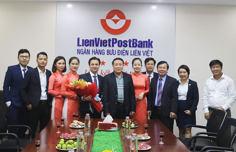 Phó Chủ tịch UBND tỉnh Hà Sỹ Đồng thăm Chi nhánh Ngân hàng Liên Việt Quảng Trị