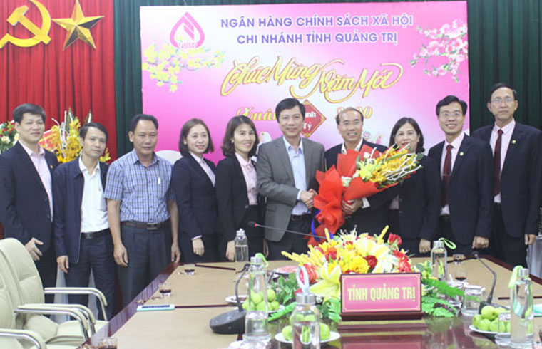 Phó Chủ tịch UBND tỉnh Hoàng Nam thăm Ngân hàng Chính sách xã hội tỉnh 